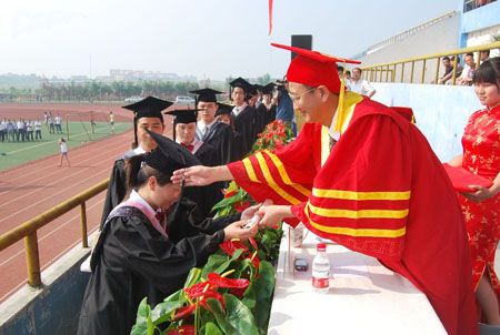 在职研考需要学士学位吗?没有怎么办?(图1) 学士学位授予仪式